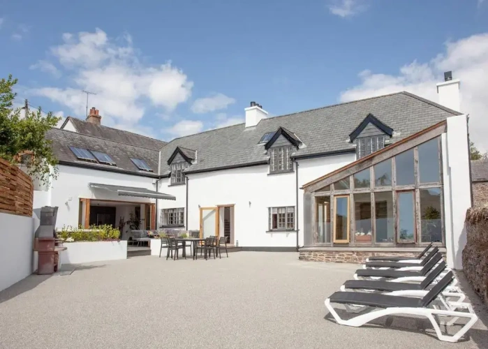 5 Bedrooms Cottage