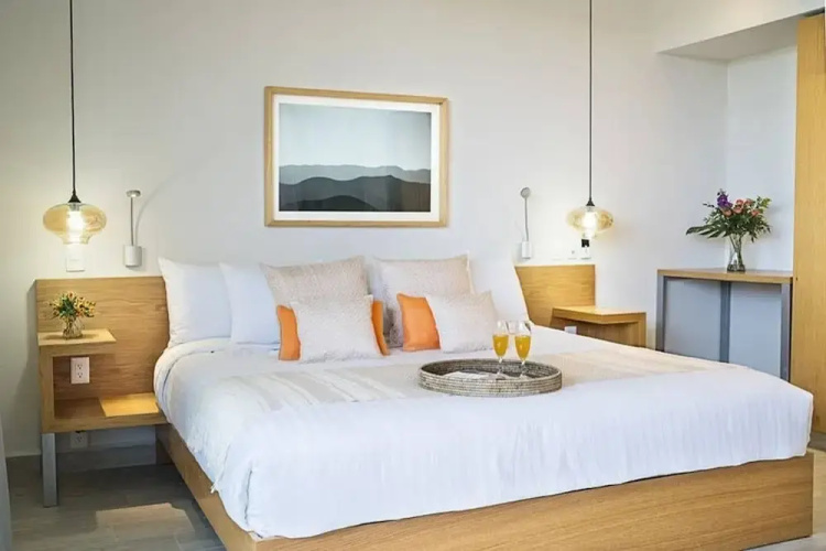 2BR With Rooftop Pool in Great Location! A/c!