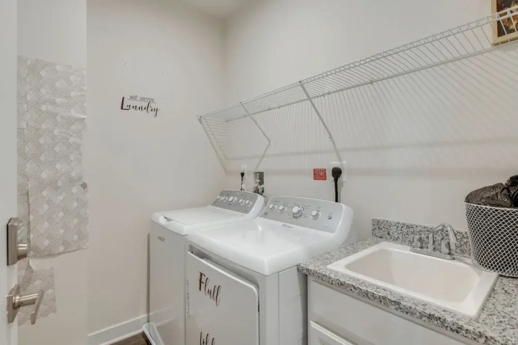 Townhome at Laurel Park: Modern & Spacious Getaway