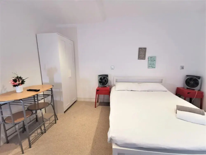 Spacious Double Room with en-suite - 2c