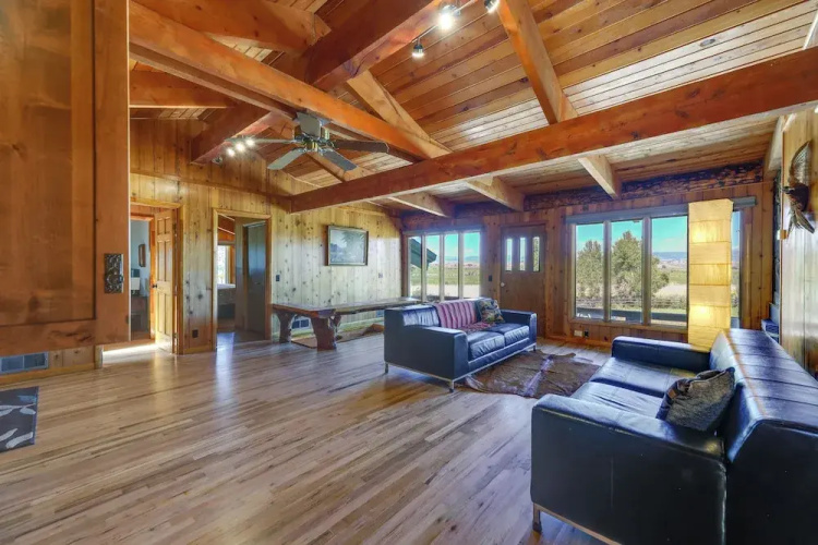 Spacious Pinedale Home w/ Mountain Range View