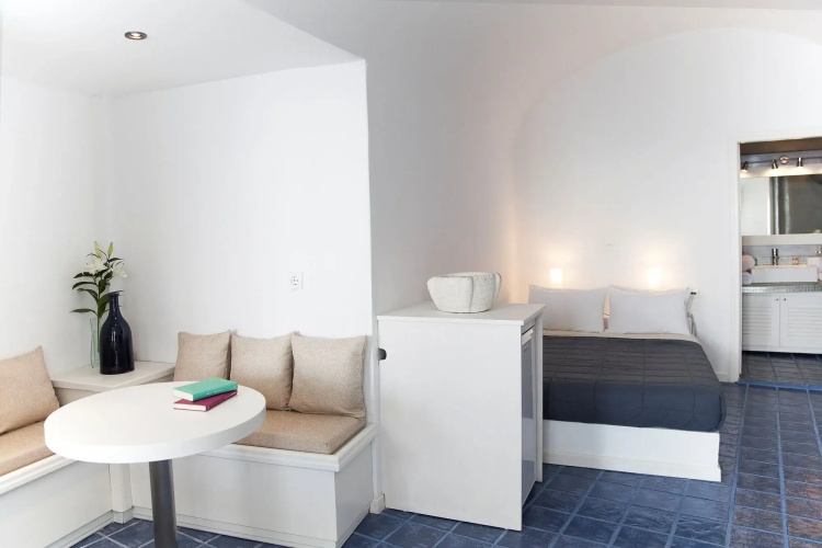 WhiteDeck Hotel