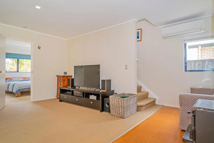 Kowhai Corner - Matarangi Holiday Home