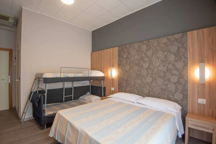 Deluxe Quadruple room with city view