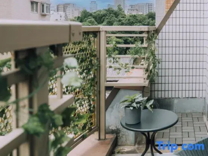 Minimalist Loft 99: Namba Compact Studio & 24/7 Gym