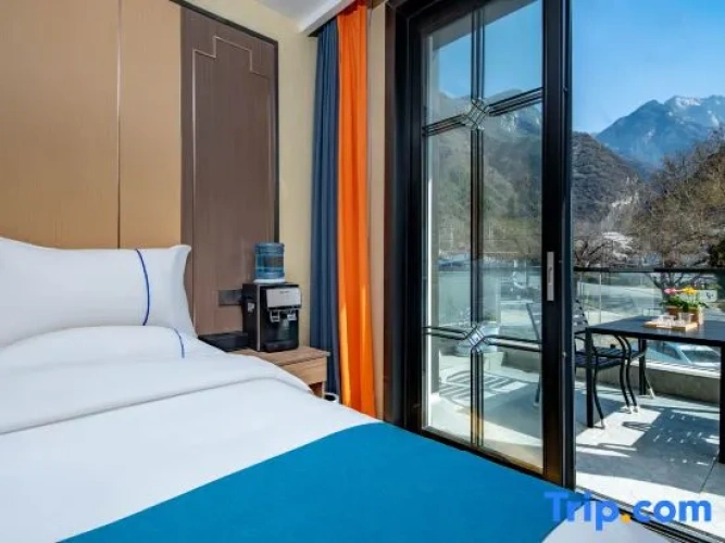 Standard Double room with balcony and with mountain view