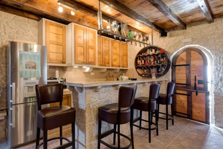 5 Bedrooms Cottage