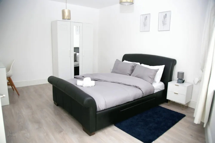 2 Bed Flat - Sleeps 3 - Wifi - Parking