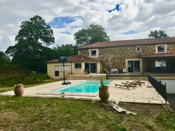 4 Bedrooms Cottage