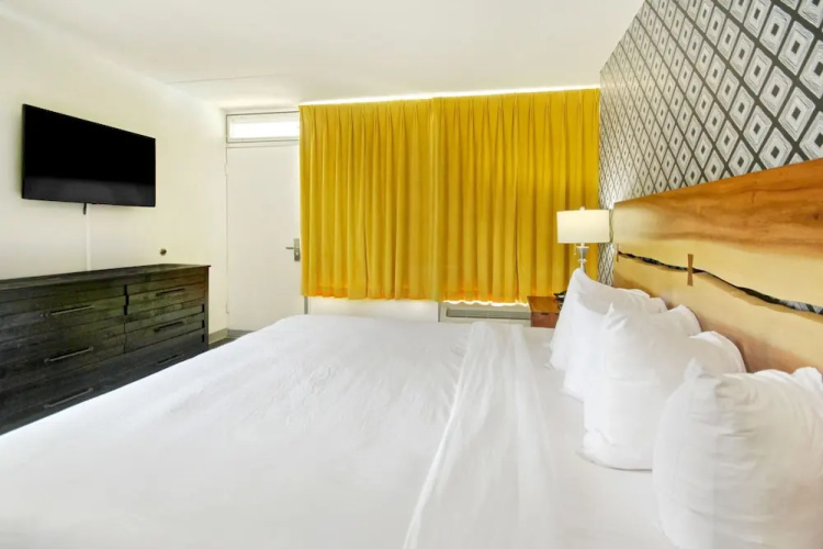 Holiday Shores - ADA Standard King Room