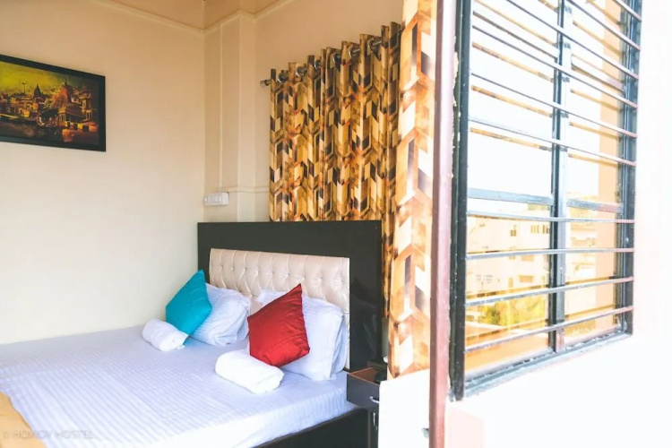 On The Ghat By Howdy Hostels
