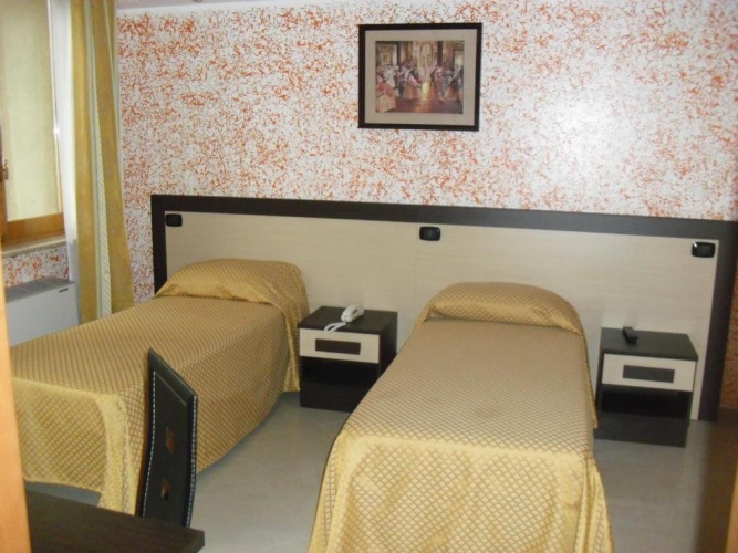 Standard Triple room
