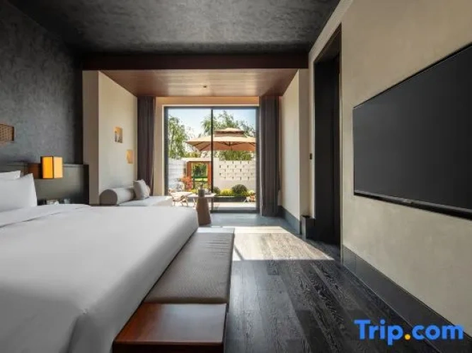 Deluxe Suite with courtyard view