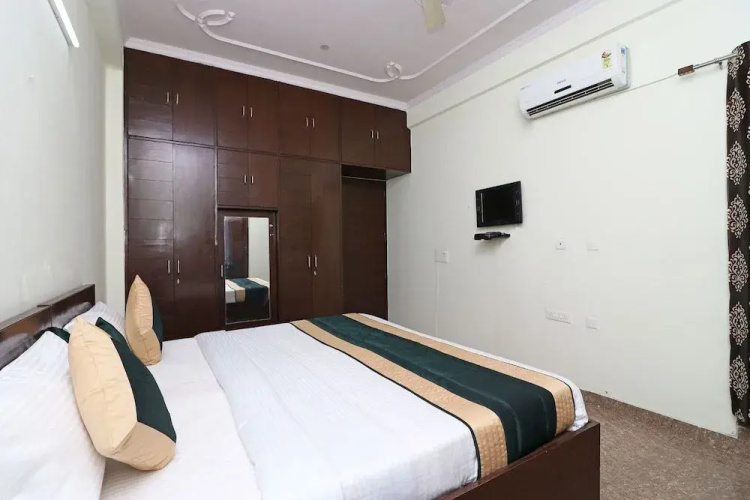 OYO 10172 Dhruv Residency