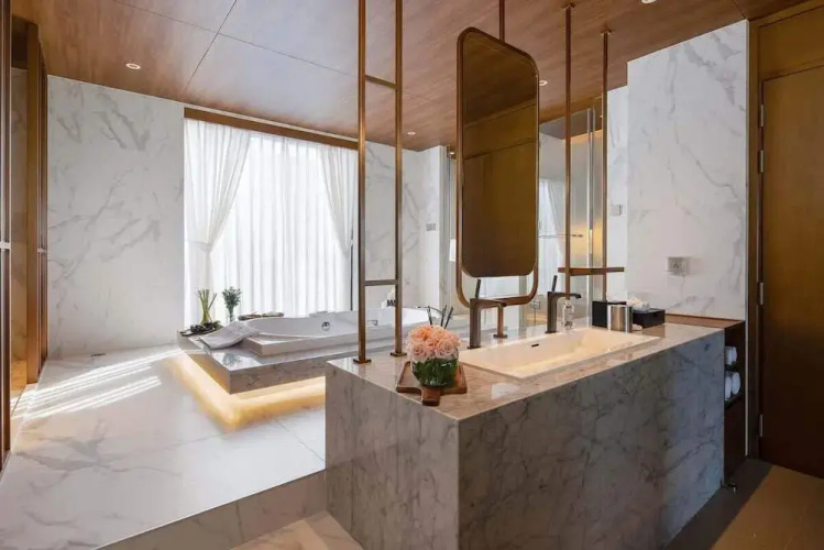 Golfers Paradise: Villa at World-class Course Edge