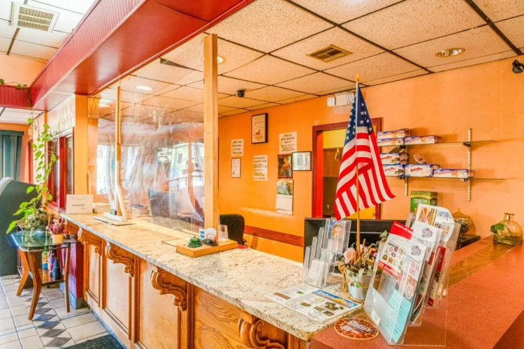 Castle Inn & Suites