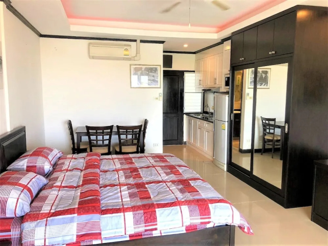Top Floor Spacious Studio
