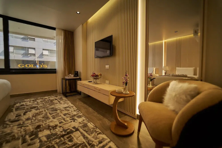 Gold's Pyramids Hotel