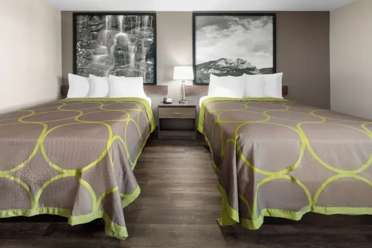 Super 8 Fairmont