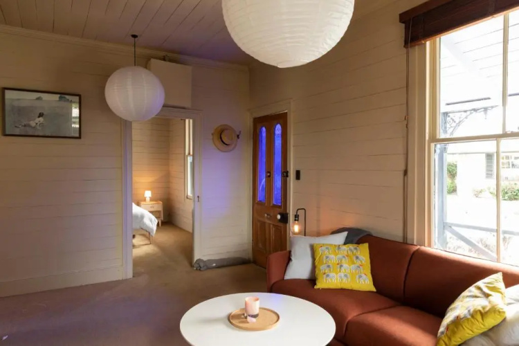 Iona Cottage - Akaroa Holiday Home