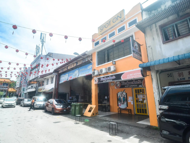 Spot On 89886 Backpacker's Stay Services - Kuching