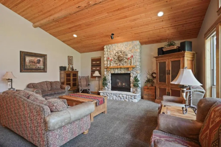 5 Vine Maple 6 Bedroom Home by Redawning