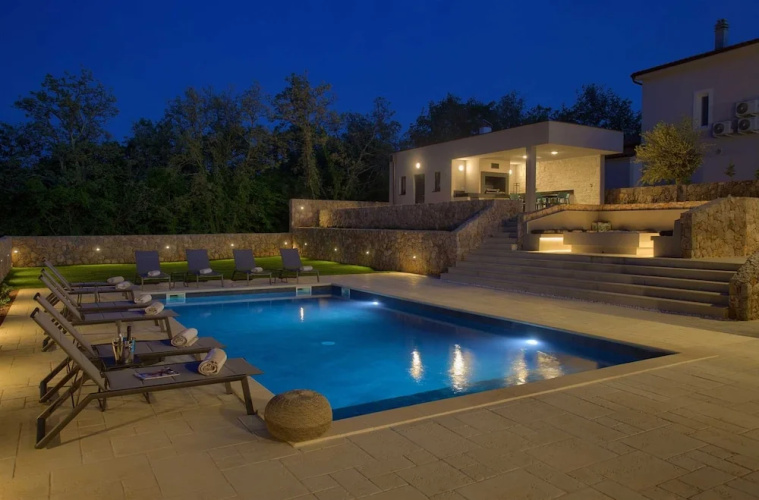 Villa Astrum With Heated Pool Jacuzzi and Sauna