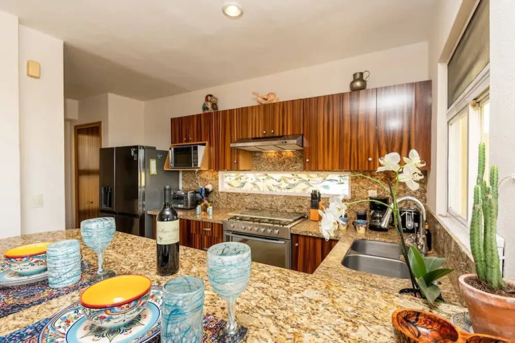 Sleeps 6 Views Beach 1 Block