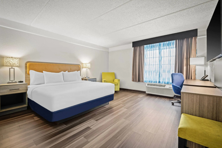 La Quinta Inn & Suites by Wyndham Miami Airport West photo 8