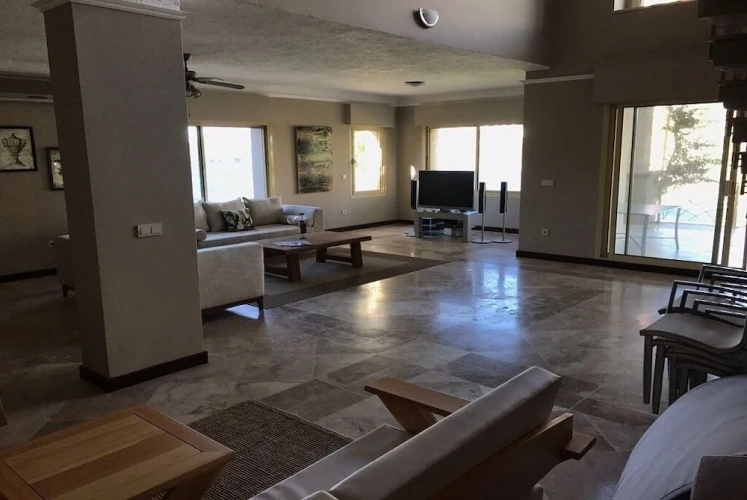 5 Bedrooms Villa