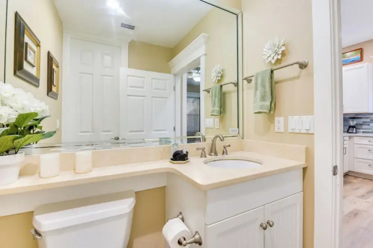 Bright & Modern Townhome: Steps to Miramar Beach!