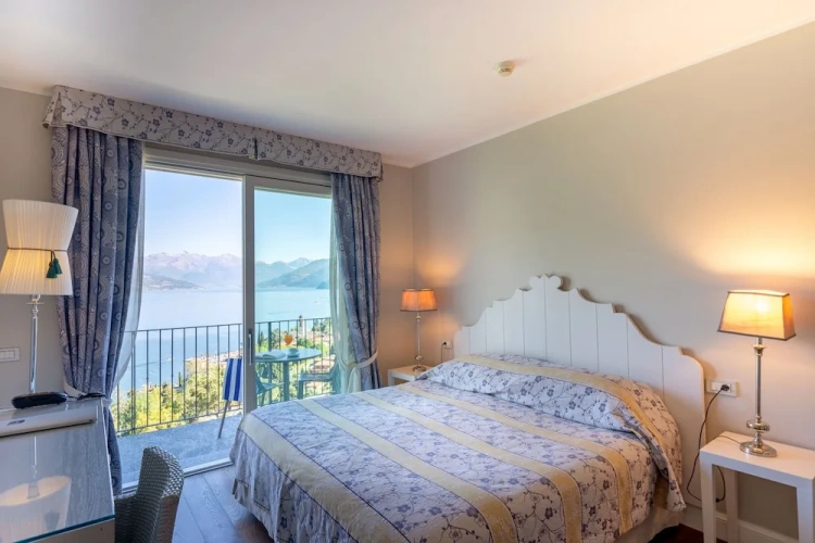 Classic Double room with balcony and with lake view