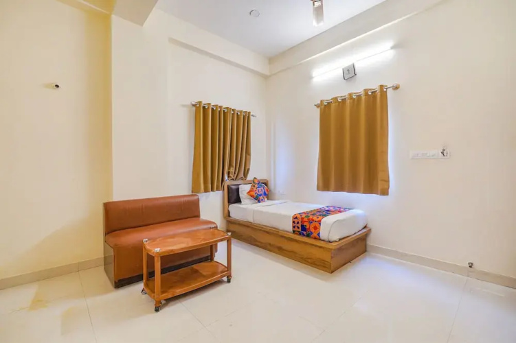 Fabhotel Grand Vista Inn