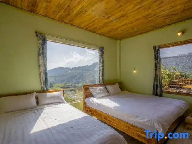 Standard Family room with mountain view