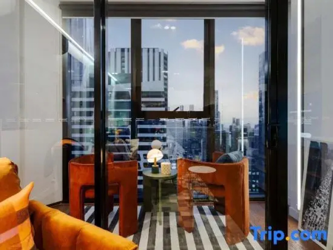 High-Rise CBD Apt L50 | Luxe City Views + Parking
