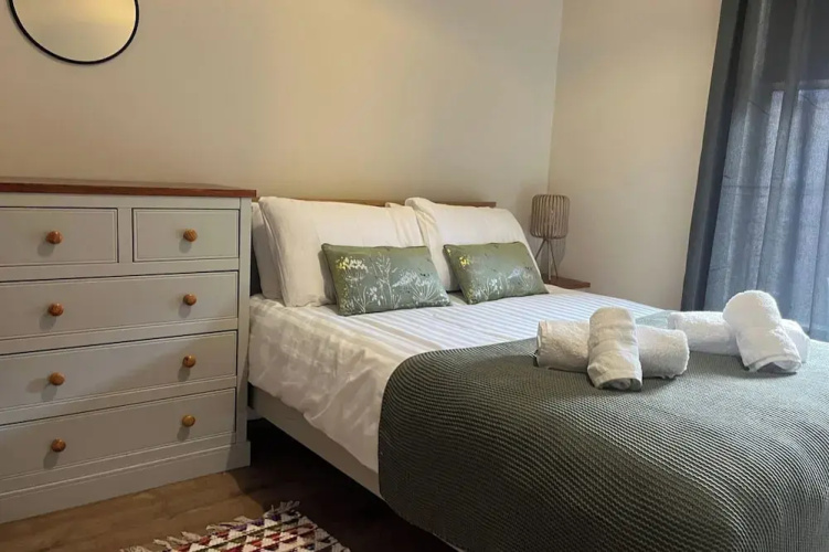 3-bed Central Apartment - Sleeps 5 & Pets Ok