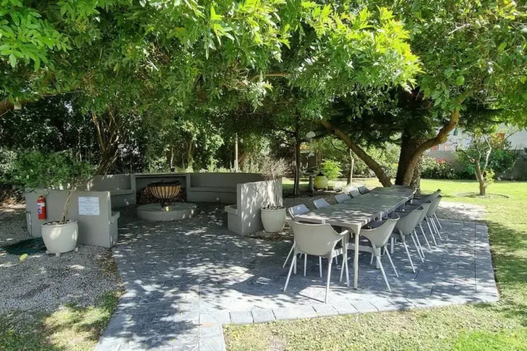 Beach House with DSTV & WIFI & basic housekeeping