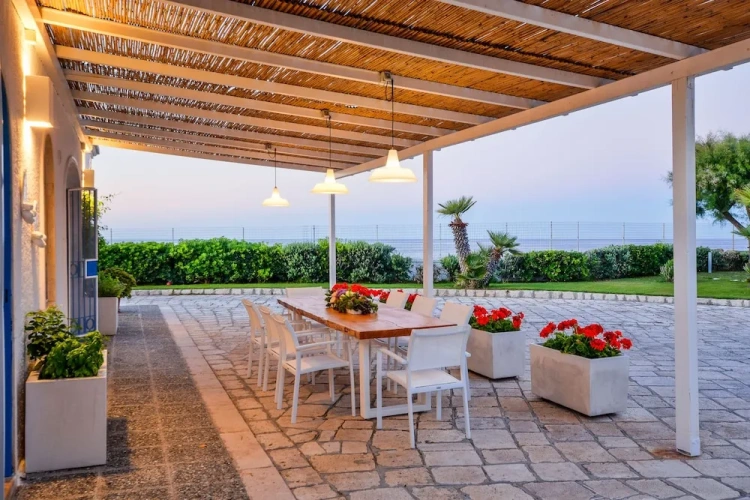 5 Bedrooms Villa