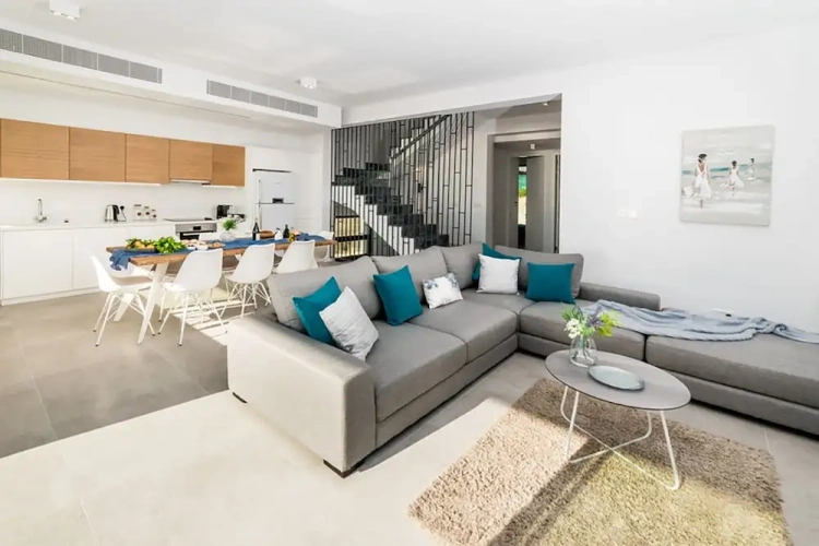 6 Bedrooms Villa