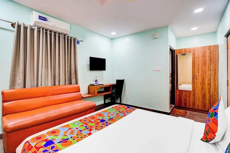 Fabhotel Emara Inn