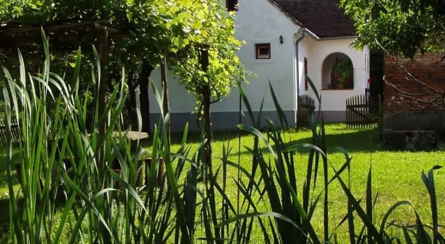 Fölszegi House