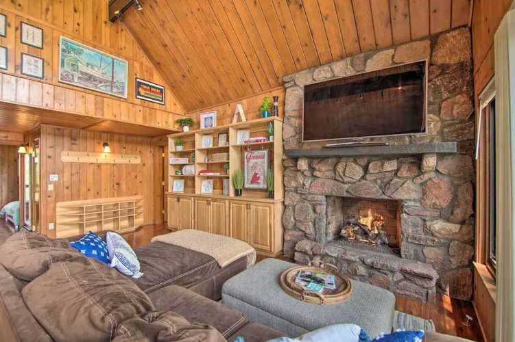Serene Lakefront Escape: Boat Dock & Grill!