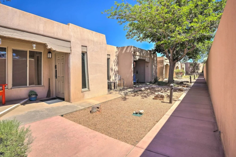 Traditional-style Adobe Casita - Walk to Dtwn