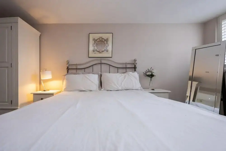 Host Stay Downs Valley House