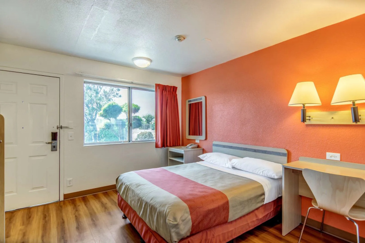 Super 8 by Wyndham Tracy