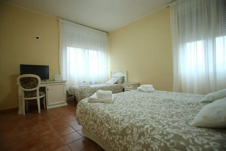 Standard Triple room