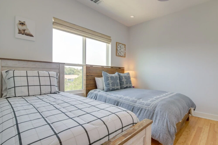 5 Bedrooms Apartment