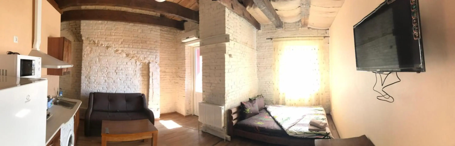 Two-floor apartments and studio 2-х этажные апартаменты и студия в самом центре