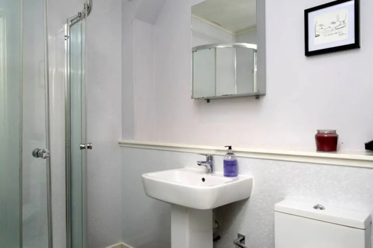 2 Bedroom Canalside Apartment