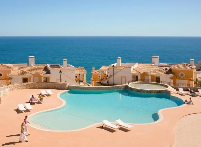 2 Bedrooms Apartment with partial sea view